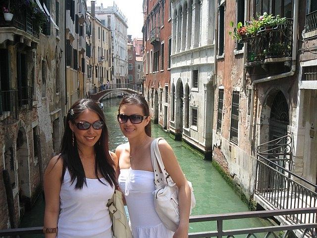 两个女学生在威尼斯